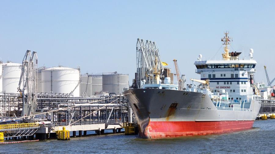 Oil tanker
