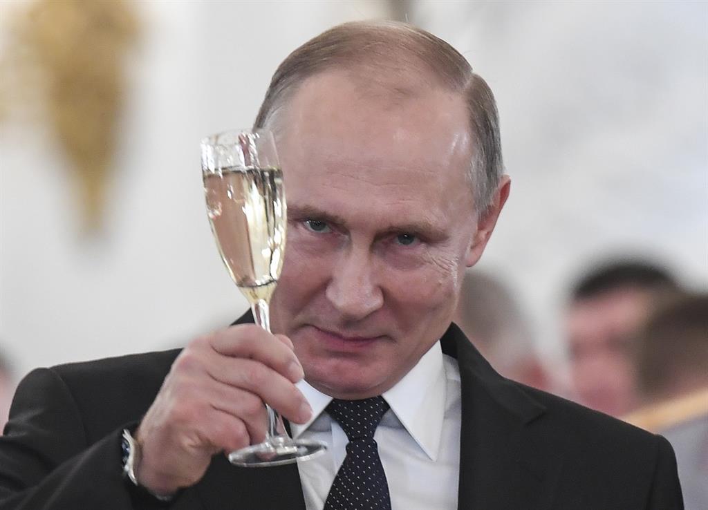 Russian President Vladimir Putin toasts with attendees after a state awards ceremony for military personnel who served in Syria, at the Kremlin in Moscow, Russia December 28, 2017. REUTERS/Kirill Kudryavtsev/Pool