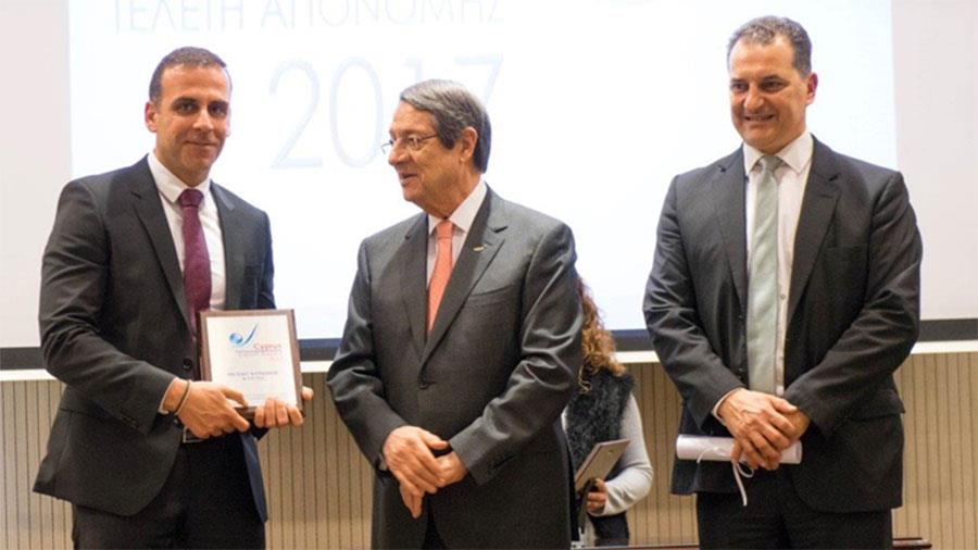 Ο συνέταιρος Σάββας Σαββίδης αναγνωρίσθηκε ως ‘Leading Lawyer’ στον τομέα του Δικαίου της Ακίνητης Περιουσίας και Κατασκευών από την τελευταία έκδοση του ‘Legal 500’. Στη φωτογραφία παραλαμβάνει από τον Πρόεδρο της Δημοκρατίας το Βραβείο Εξαγωγών Υπηρεσιών του ΚΕΒΕ, στις 7 Μαρτίου 2019.