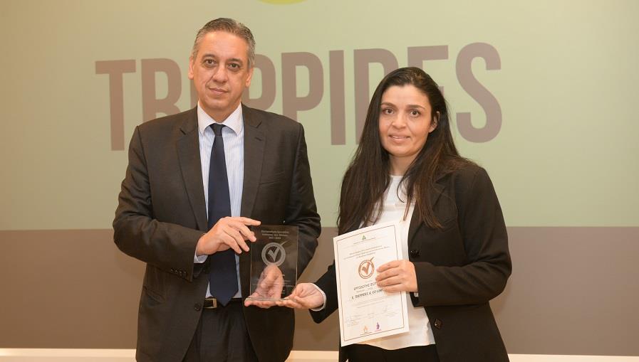 Τελετής Βράβευσης Επιχειρήσεων 2021, 16 Δεκεμβρίου 2021, Λεβέντειος Πινακοθήκη. Η κυρία Μαρία Σουρμελή, Εκτελεστικός Σύμβουλος και Μέλος του Διοικητικού Συμβουλίου της εταιρείας K. TREPPIDES & CO LIMITED, παραλαμβάνει το βραβείο ‘Εργοδότης Ισότητας’ από τον κύριο Ανδρέα Ζαχαριάδη, Γενικό Διευθυντή του Υπουργείου Εργασίας, Πρόνοιας και Κοινωνικών Ασφαλίσεων. Η εταιρεία K. TREPPIDES & CO LIMITED πιστοποιείται ως Εργοδότη Ισότητας. 