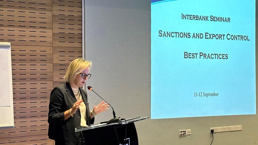 ΤΖΟΥΛΙ ΦΙΣΕΡ ΤΡΑΠΕΖΕΣ