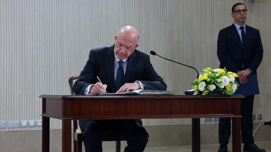 ΜΑΚΗΣ ΚΕΡΑΥΝΟΣ ΥΠΟΓΡΑΦΕΙ