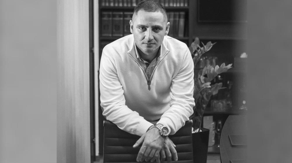 &Omicron; ά&nu;&theta;&rho;&omega;&pi;&omicron;&sigmaf; &pi;ί&sigma;&omega; &alpha;&pi;ό &tau;&eta;&nu; &epsilon;&tau;&alpha;&iota;&rho;&epsilon;ί&alpha;