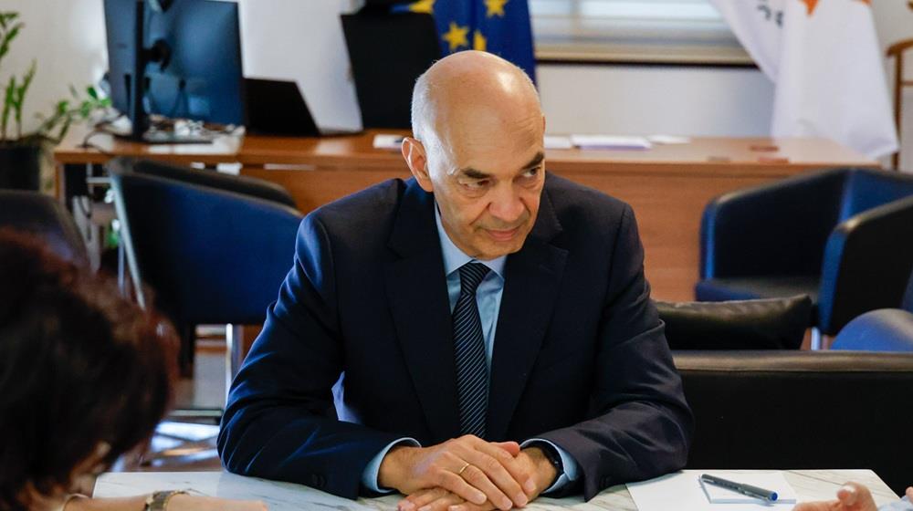 &Alpha;&lambda;έ&xi;&eta;&sigmaf; &Beta;&alpha;&phi;&epsilon;ά&delta;&eta;&sigmaf;: &Pi;&alpha;&rho;&omicron;&upsilon;&sigma;&iota;ά&zeta;&epsilon;&iota; &tau;&iota;&sigmaf; &pi;&rho;&omicron;&tau;&epsilon;&rho;&alpha;&iota;ό&tau;&eta;&tau;&epsilon;&sigmaf; &tau;&eta;&sigmaf; &Kappa;&upsilon;&pi;&rho;&iota;&alpha;&kappa;ή&sigmaf; &Pi;&rho;&omicron;&epsilon;&delta;&rho;ί&alpha;&sigmaf; &Epsilon;.&Epsilon;. &gamma;&iota;&alpha; &tau;&iota;&sigmaf; &mu;&epsilon;&tau;&alpha;&phi;&omicron;&rho;έ&sigmaf;