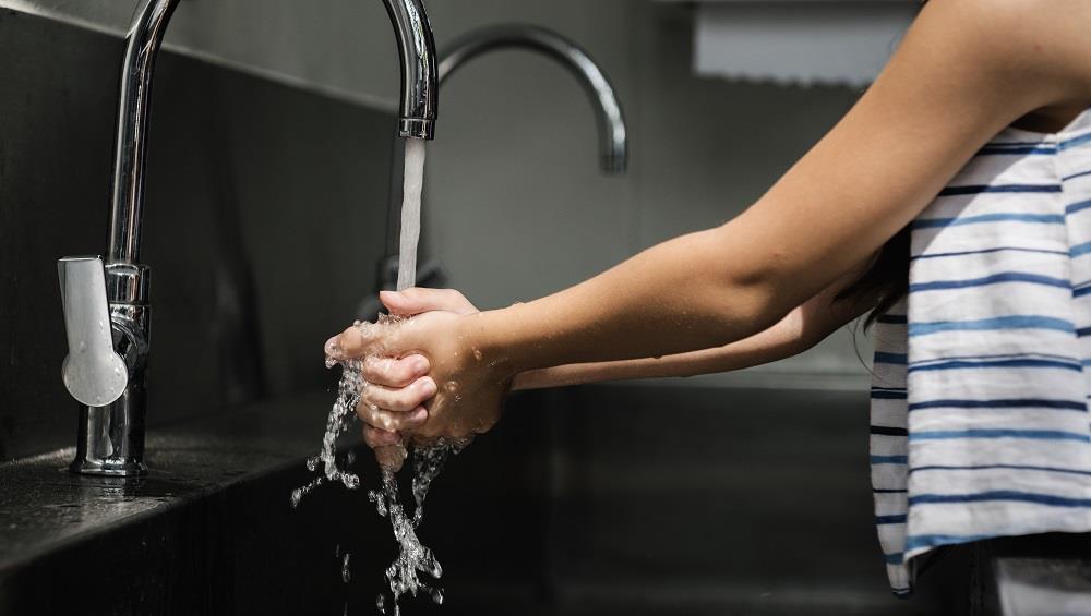 5436067363358438 girl-washing-her-hands