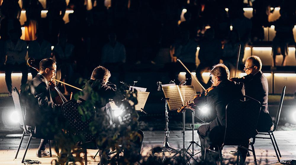 &Tau;&omicron; Vision String Quartet &phi;έ&rho;&nu;&epsilon;&iota; &tau;&eta; &delta;&upsilon;&nu;&alpha;&mu;&iota;&kappa;ή &tau;&eta;&sigmaf; &mu;&omicron;&upsilon;&sigma;&iota;&kappa;ή&sigmaf; &delta;&omega;&mu;&alpha;&tau;ί&omicron;&upsilon; &sigma;&tau;&omicron; Minthis