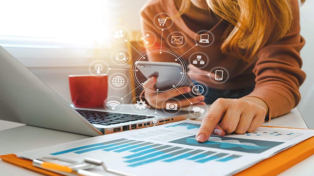 Eurostat: &Eta; &Kappa;ύ&pi;&rho;&omicron;&sigmaf; &sigma;&tau;&iota;&sigmaf; &chi;ώ&rho;&epsilon;&sigmaf; &mu;&epsilon; &mu;&epsilon;&gamma;ά&lambda;&eta; &chi;&rho;ή&sigma;&eta; social media &alpha;&pi;ό &epsilon;&pi;&iota;&chi;&epsilon;&iota;&rho;ή&sigma;&epsilon;&iota;&sigmaf;