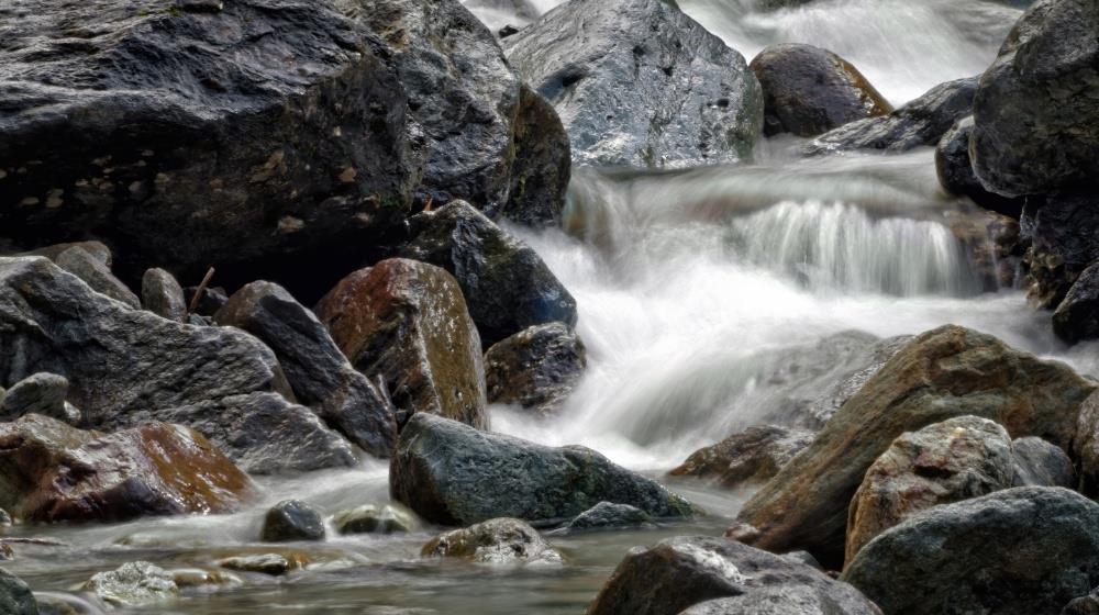5552359812700982 water river rocks
