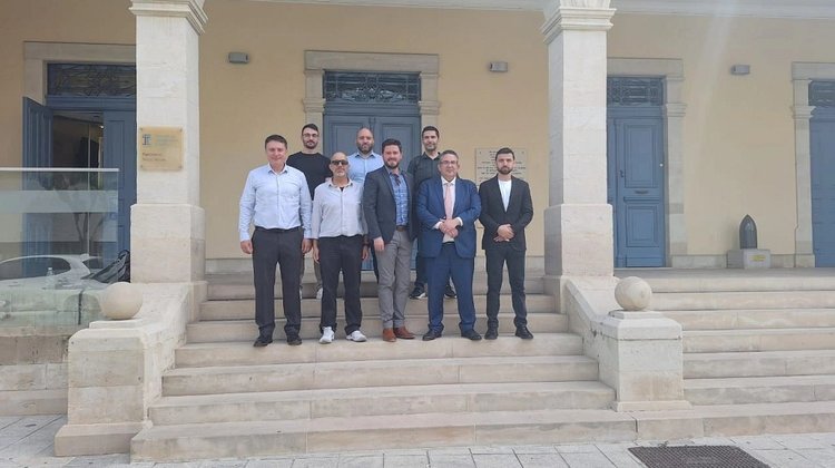 Προοπτικές συνεργασίας σε προηγμένα πεδία της ΤΝ συζήτησαν ΤΕΠΑΚ και Tenstorrent
