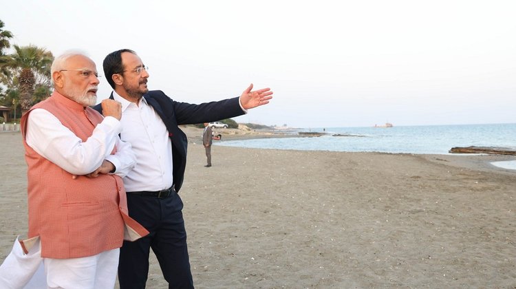 Πήρε βόλτα στην θάλασσα τον Μόντι ο Χριστοδουλίδης…(pics)